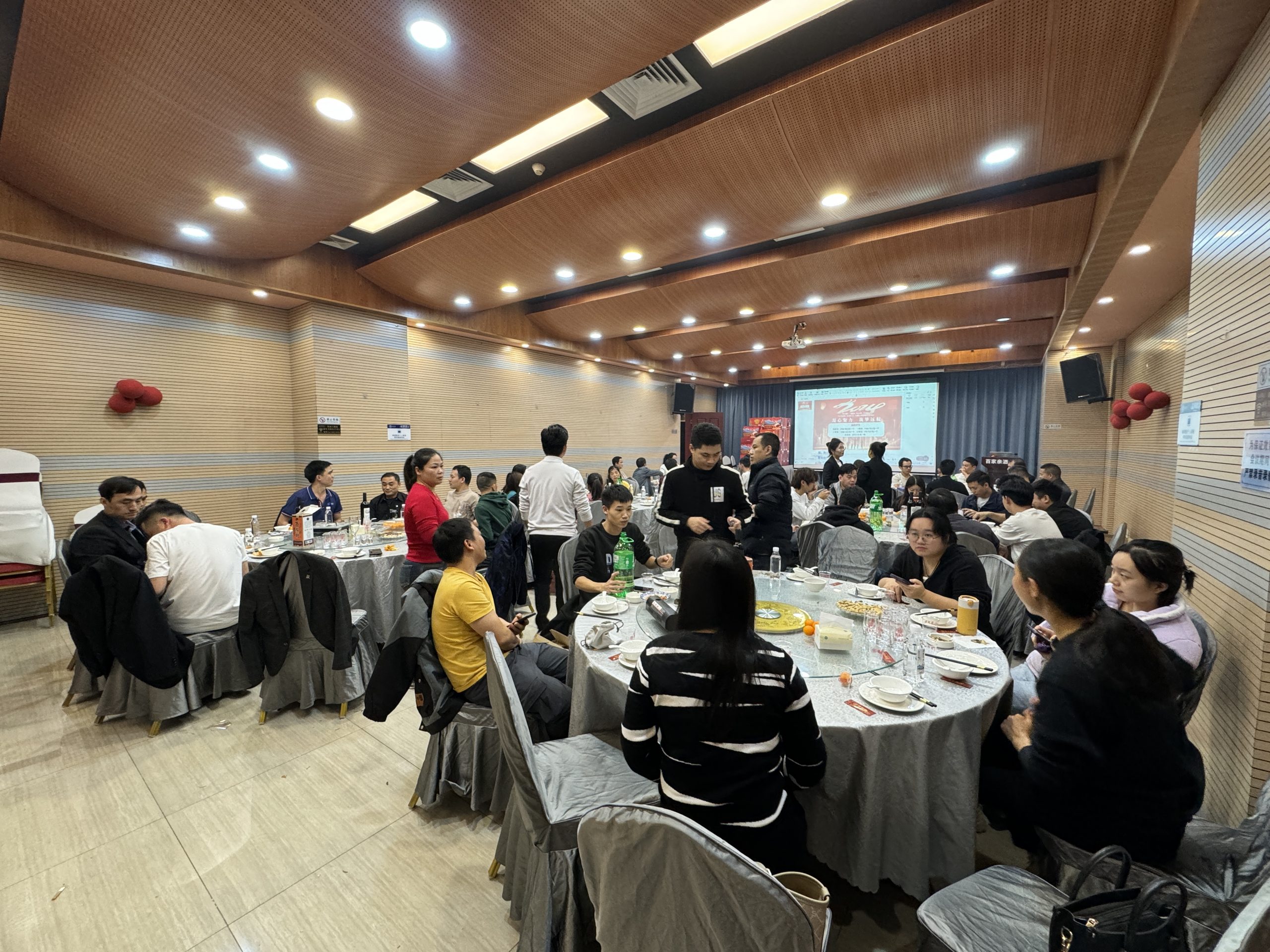 元旦年会-汽车充电桩_充电桩生产_充电桩厂家_深圳耀莱充新能源科技有限公司