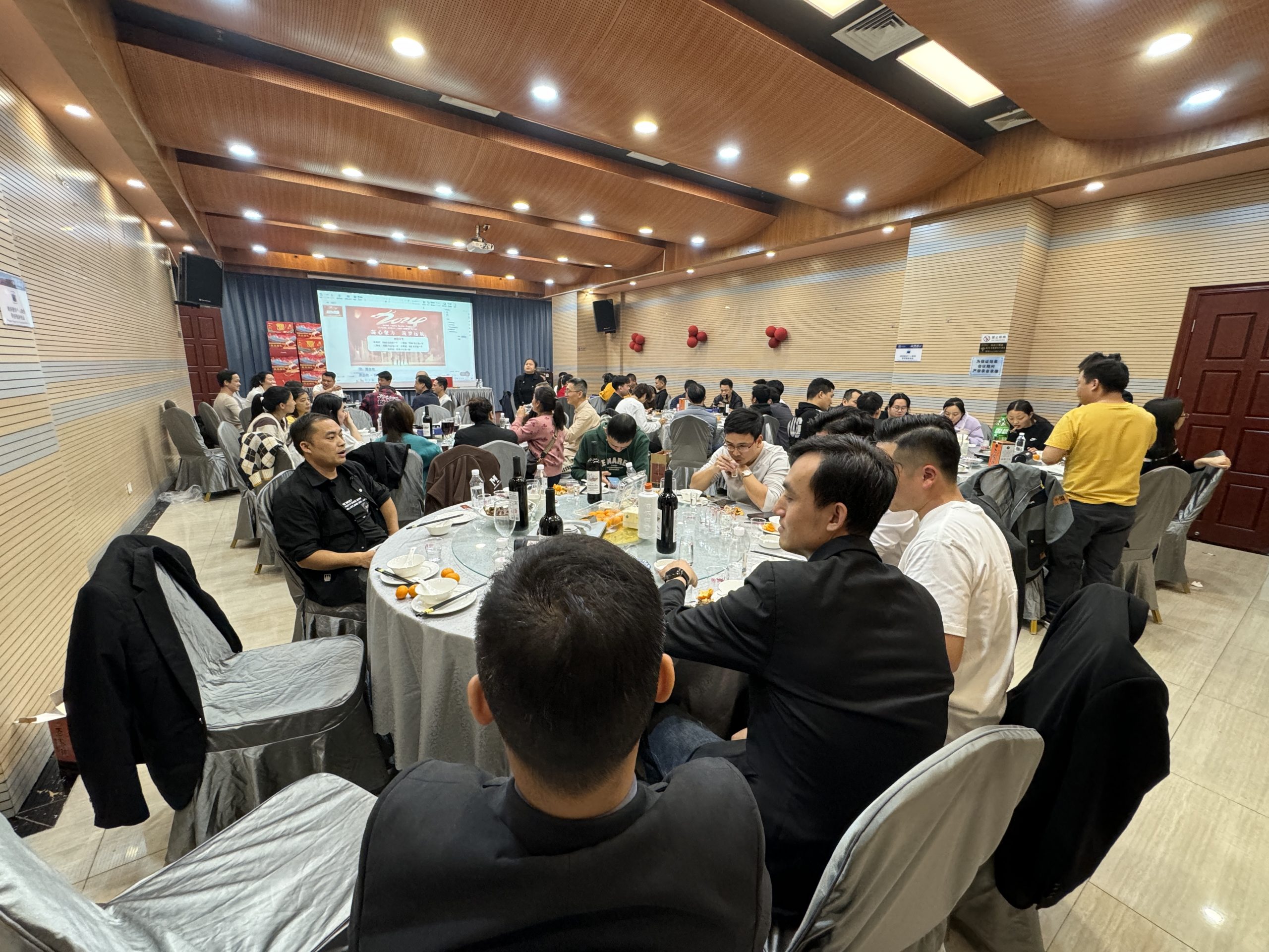 元旦年会-汽车充电桩_充电桩生产_充电桩厂家_深圳耀莱充新能源科技有限公司